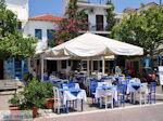 Blauwe en witte stoelen Skiathos-stad