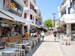 Winkelstraat Papadiamantis in Skiathos-stad foto 1