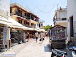 Winkelstraat Papadiamantis in Skiathos-stad foto 9