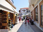 Winkelstraat Papadiamantis in Skiathos-stad foto 11