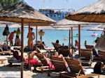 Ligstoelen en parasols strand Koukounaries - Skiathos